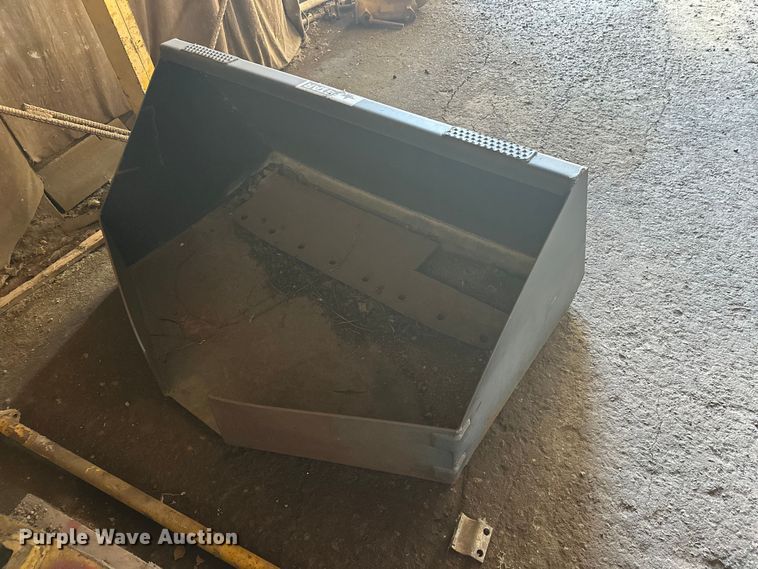 Skid steer concrete placement bucket - FK0008