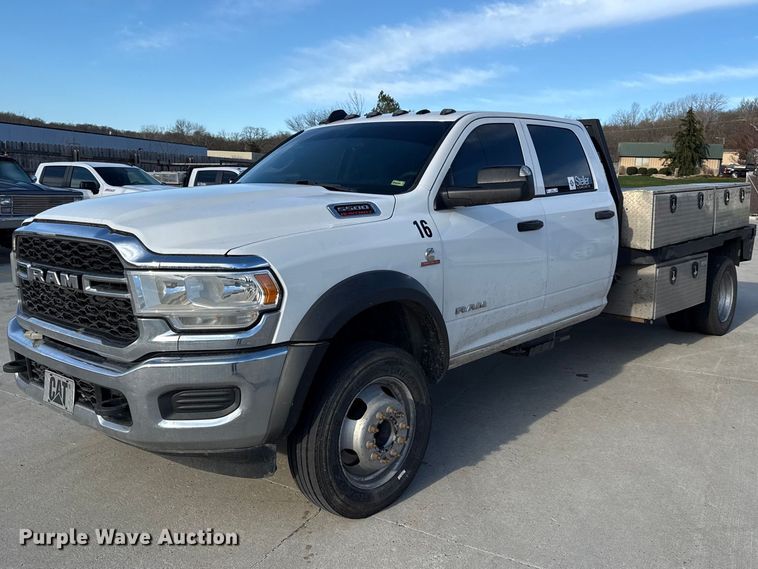 2019 RAM 5500 Crew Cab flatbed truck - DZ4403