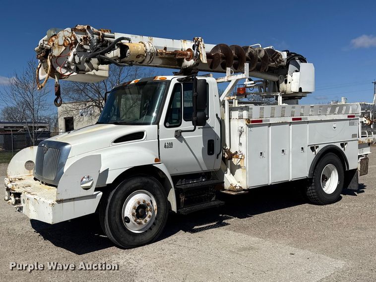 2004 International 4300 digger derrick truck - DZ4425
