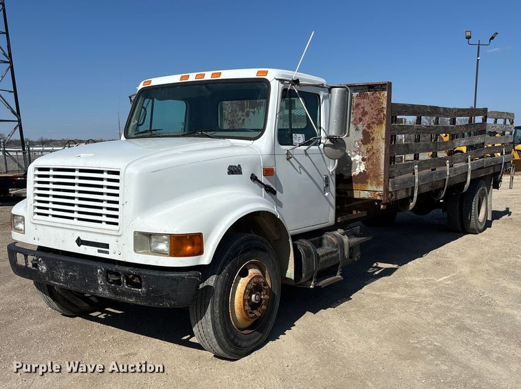 2001 International 4700 flatbed truck - EA4523