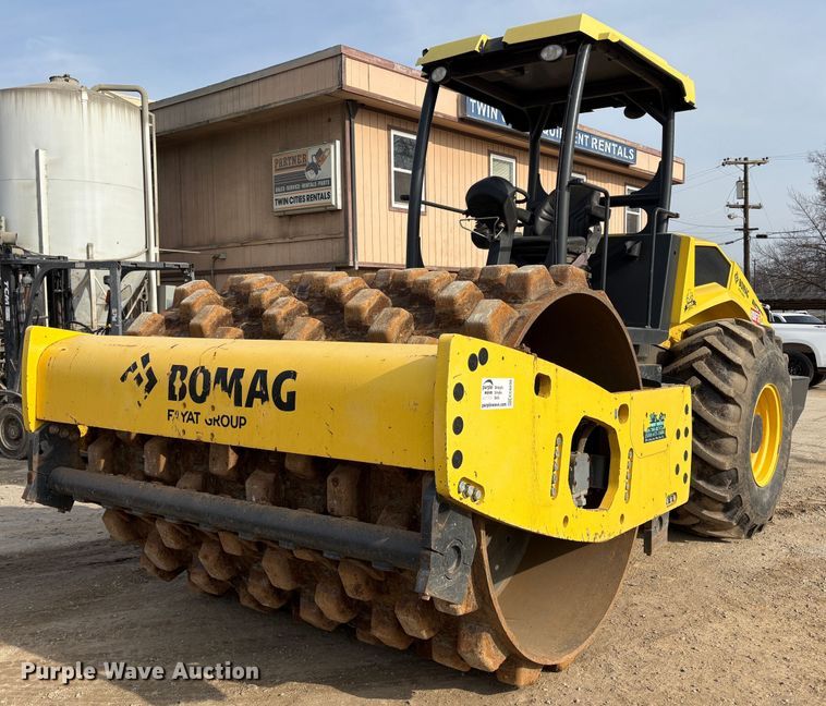 2017 Bomag BW 211 PD-5 single drum vibratory roller - EC8230