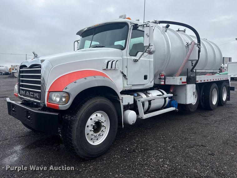 2013 Mack GU713 vacuum truck - EG2162