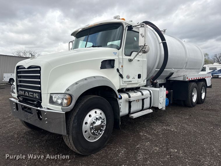2013 Mack GU433 vacuum truck - EG8844