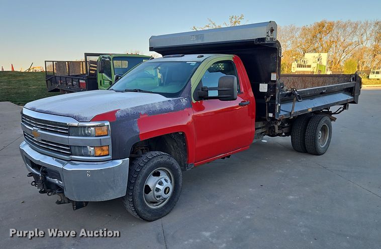 2015 Chevrolet Silverado 3500 dump bed pickup truck - EO4732