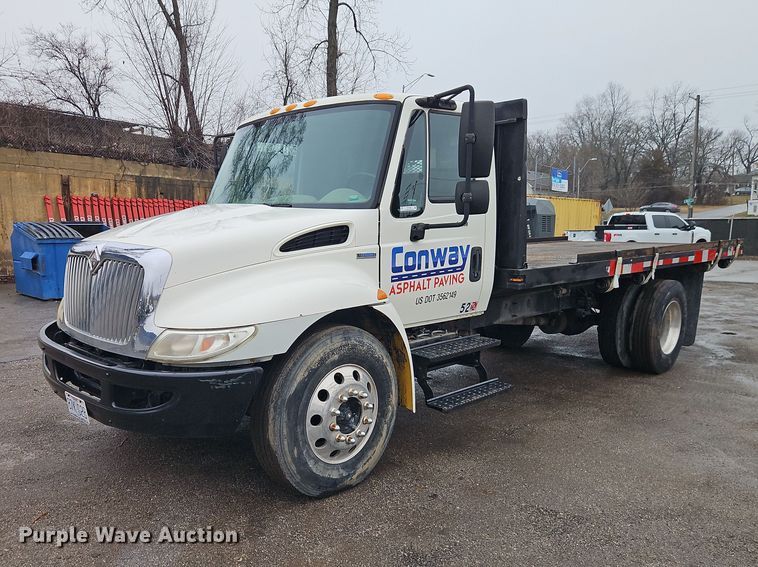 2009 International 4300 flatbed truck - EO7065