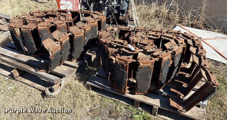 McLaren 12V8 skid steer over the tire tracks - ES8565