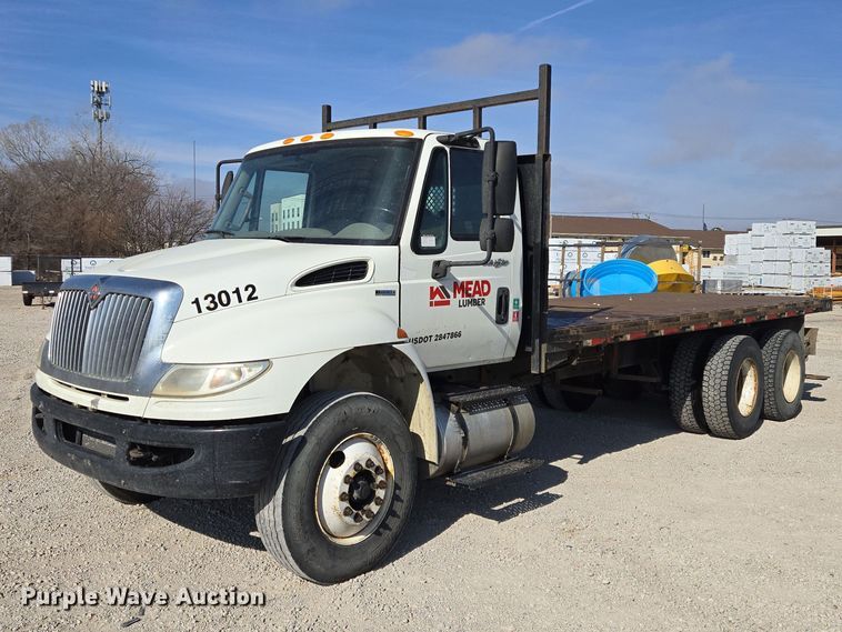 2011 International 4400 SBA flatbed truck - EV5569