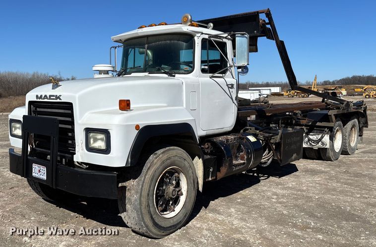 1999 Mack RD688S roll-off container truck - FB3073