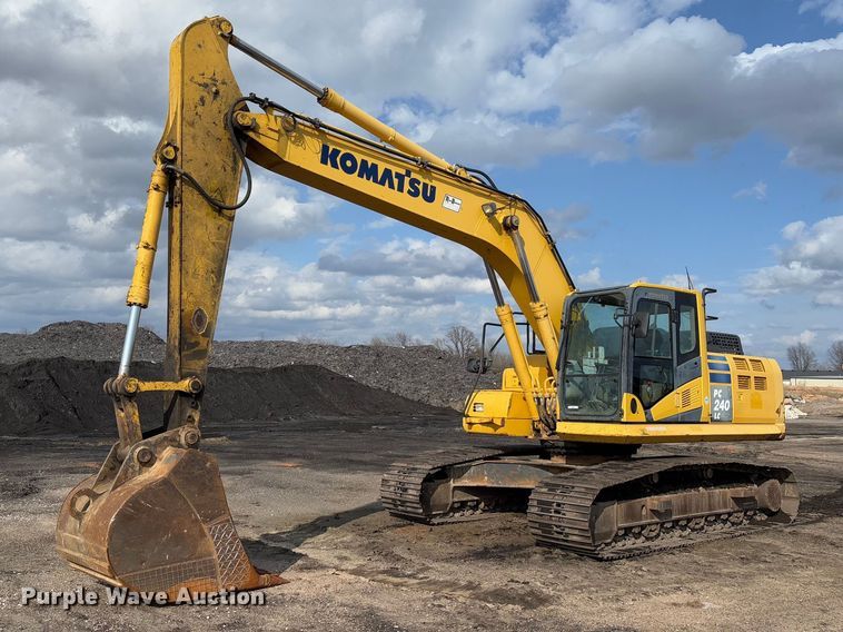 2016 Komatsu PC240LC-11 excavator - FB3180