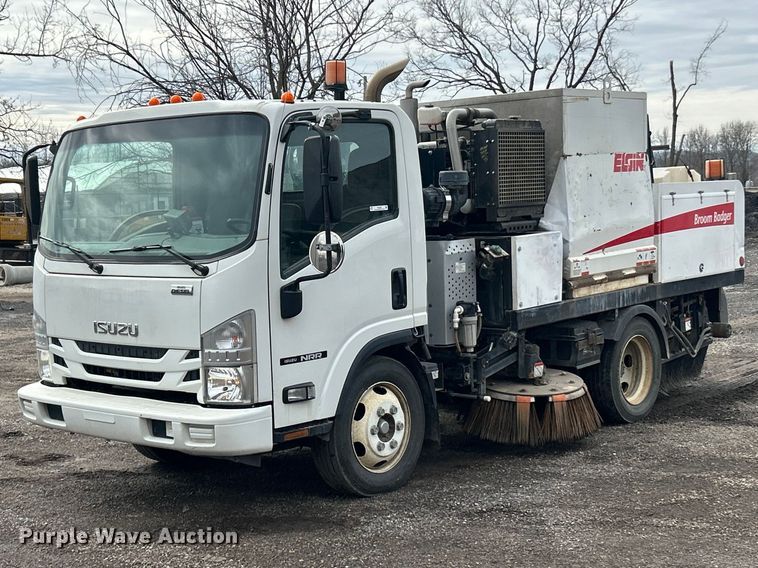 2018 Isuzu NRR street sweeper truck - FC5072