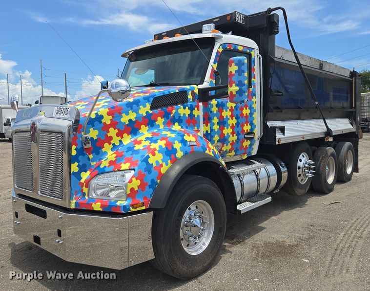 2017 Kenworth T880 dump truck - YA0733