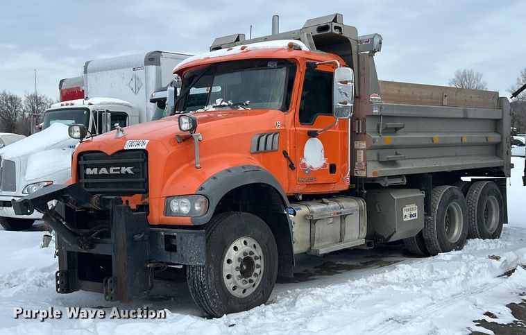 2017 Mack GU433 dump truck - YA2162