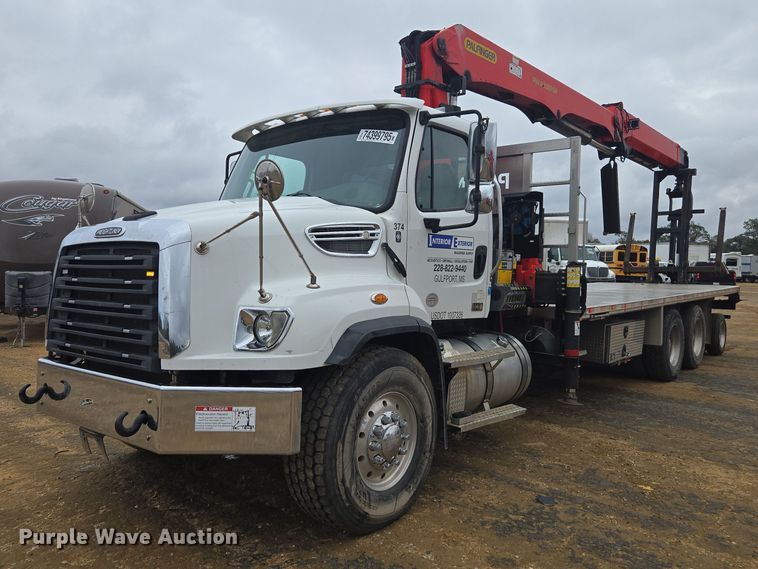 2020 Freightliner 114SD crane truck - YA2190