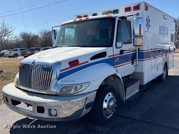2006 International 4300 ambulance - DJ7774