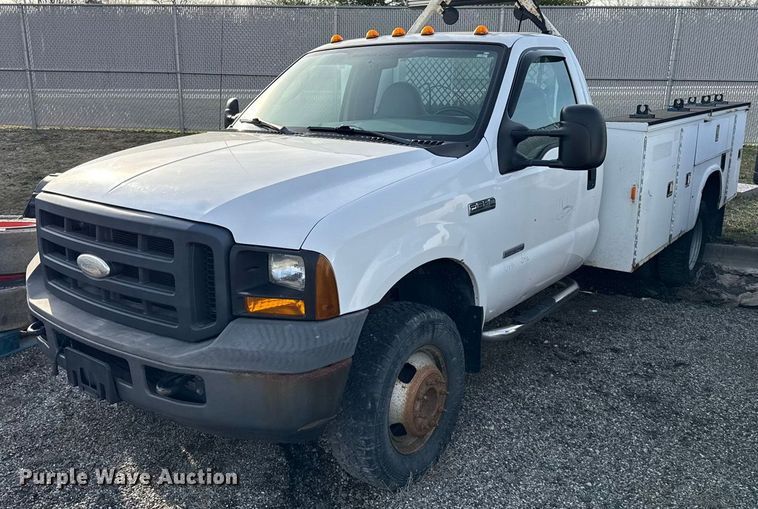 2006 Ford F350 Super Duty utility bed pickup truck - DZ4413