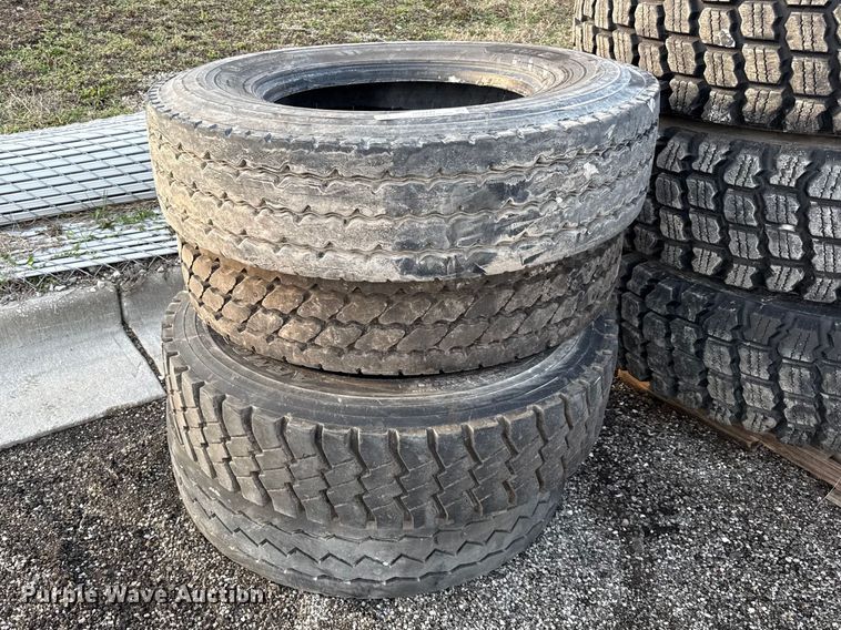 (4) 11R22.5 tires - DZ4422