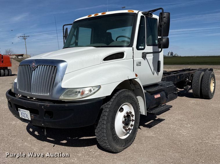 2004 International 4300 truck cab and chassis - DZ5270