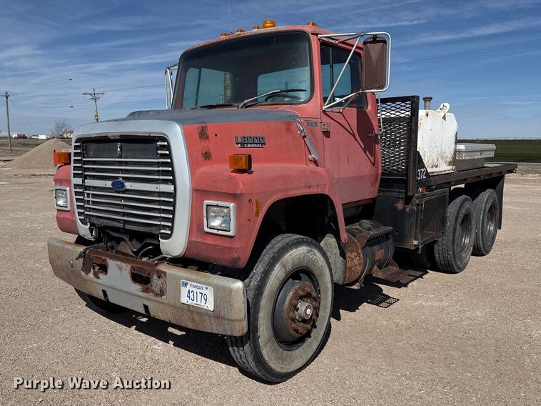 1989 Ford L8000 flatbed truck - DZ5273