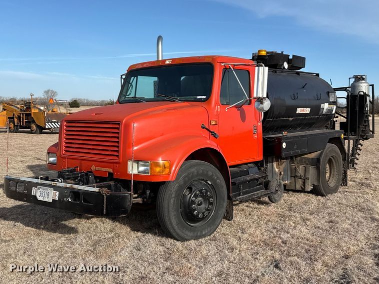 1990 International 4600 oil distributor truck - DZ5279