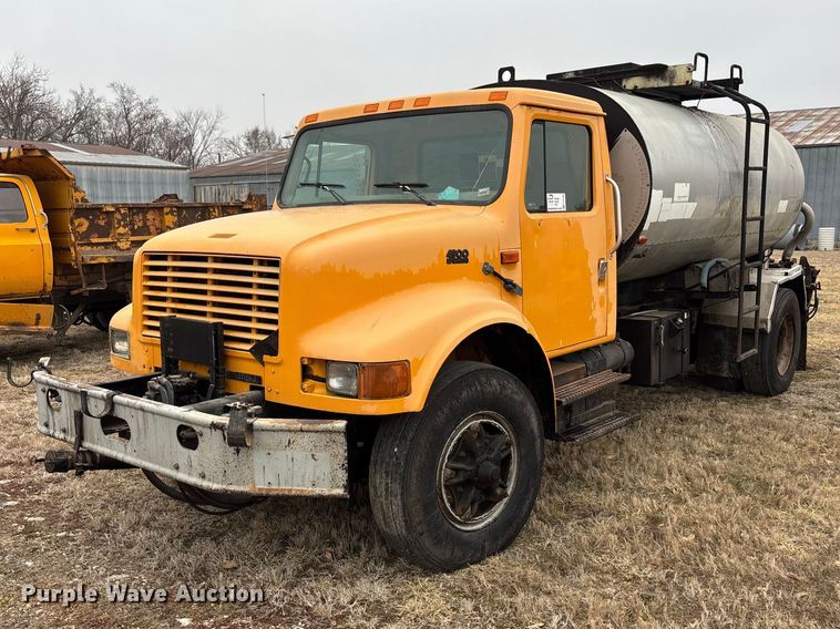 1996 International 4900 oil distributor truck - EA4496