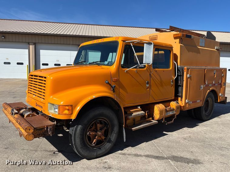 1990 International 4700 Crew Cab utility / service truck - EM5019