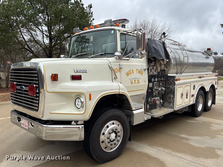 1988 Ford L9000 tanker fire truck - EM5039