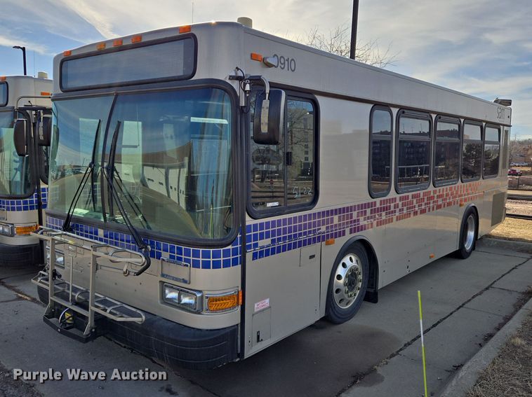 2009 Gillig shuttle bus - ES2988