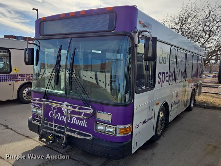 2009 Gillig shuttle bus - ES2990