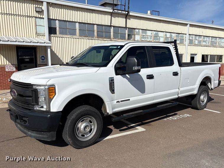2017 Ford F250 Super Duty Crew Cab pickup truck - ET1430