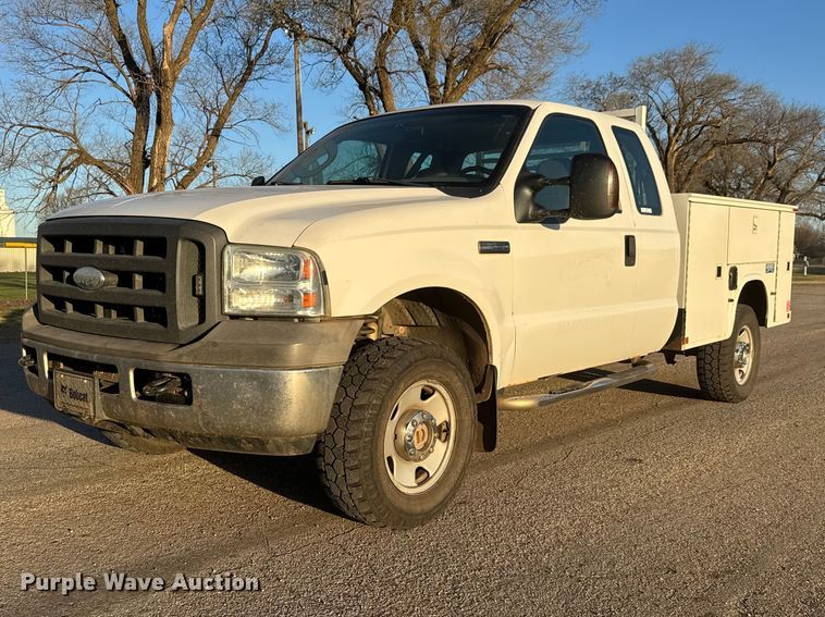2005 Ford F250 Super Duty Ext. Cab utility bed pickup truck - ET1731