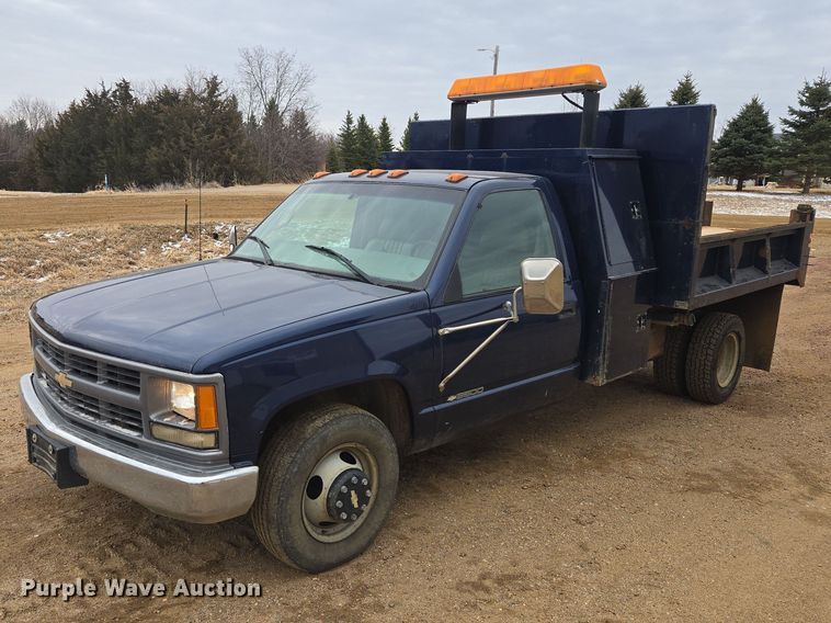 1999 Chevrolet 3500 flatbed pickup truck - EV5594