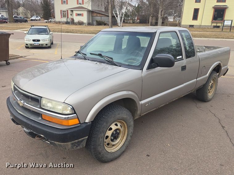 2002 Chevrolet S10 Ext. Cab pickup truck - EV5605