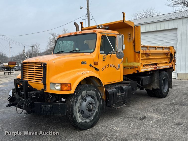 2002 International 4900 dump truck - FB3199