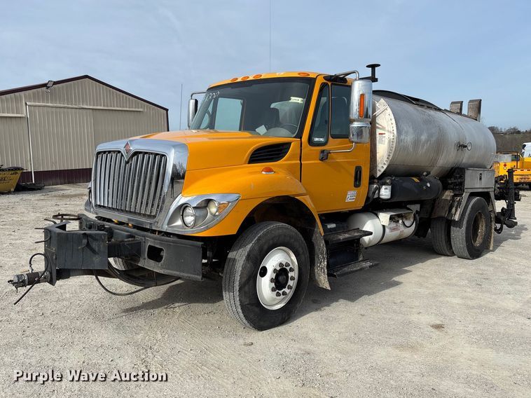 2008 International 7400 oil distributor truck - FB3234