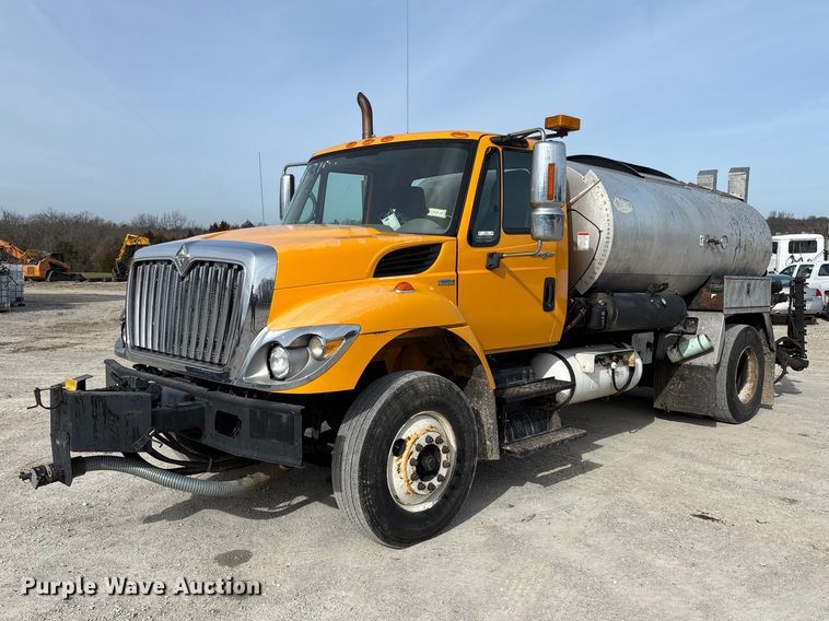 2008 International 7400 oil distributor truck - FB3235