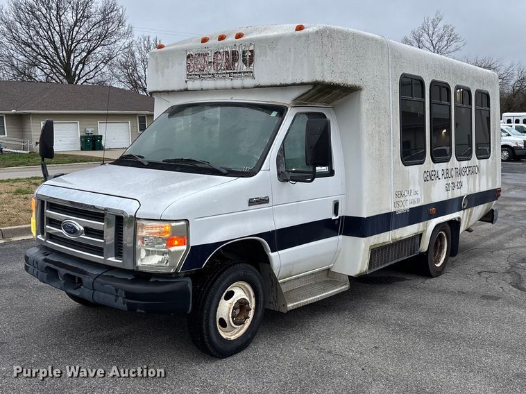 2009 Ford E350 Super Duty shuttle bus - FG0148