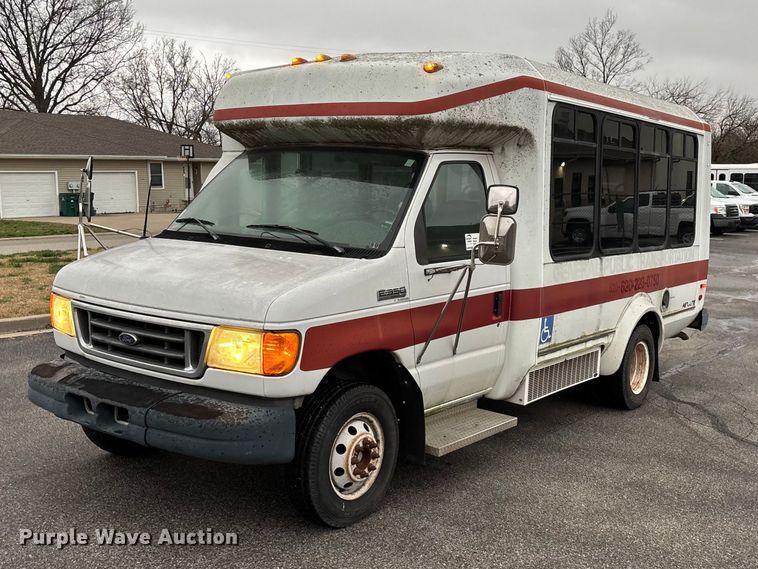 2006 Ford E350 Super Duty shuttle bus - FG0156
