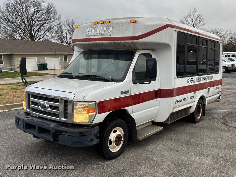 2008 Ford E350 Super Duty shuttle bus - FG0157