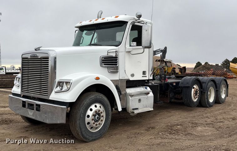 2011 Freightliner Coronado semi truck - FG2532