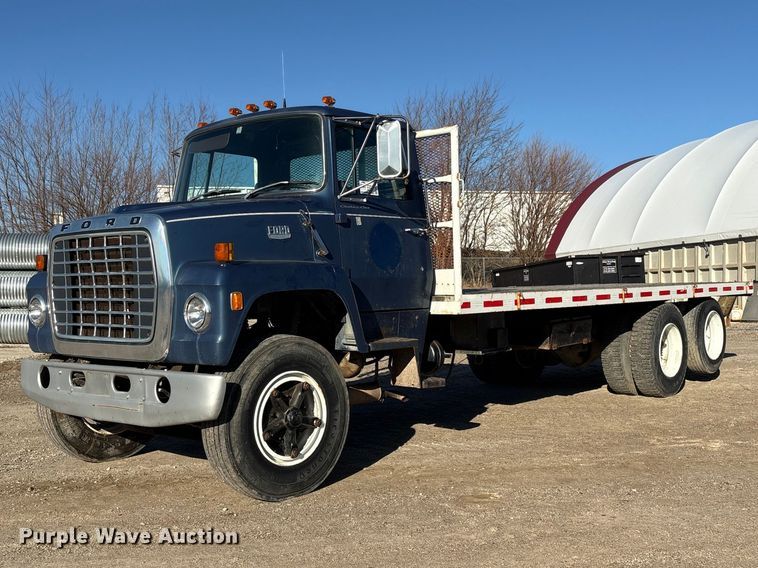 1977 Ford 800 flatbed truck - FG2728