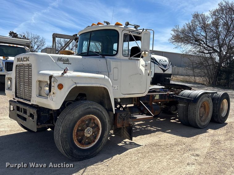 1988 Mack R690ST semi truck - FI0856