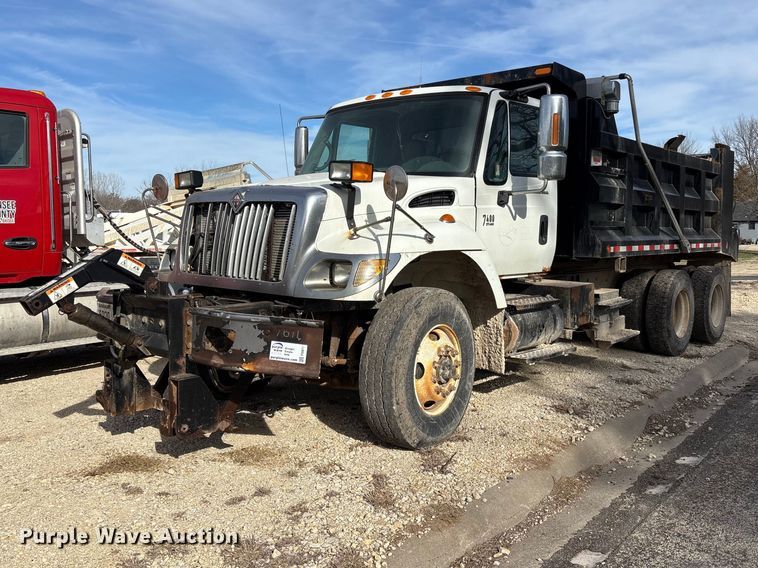 2007 International  7400 dump truck - FI0871