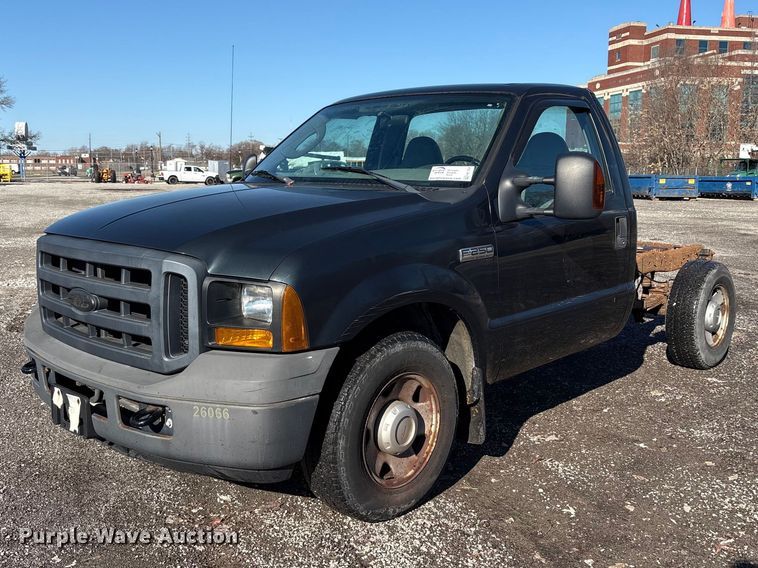 2006 Ford F250 Super Duty XL pickup truck cab and chassis - FK1254