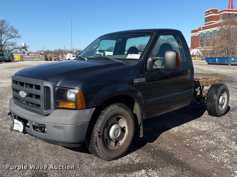 2006 Ford F250 Super Duty XL pickup truck cab and chassis - FK1255