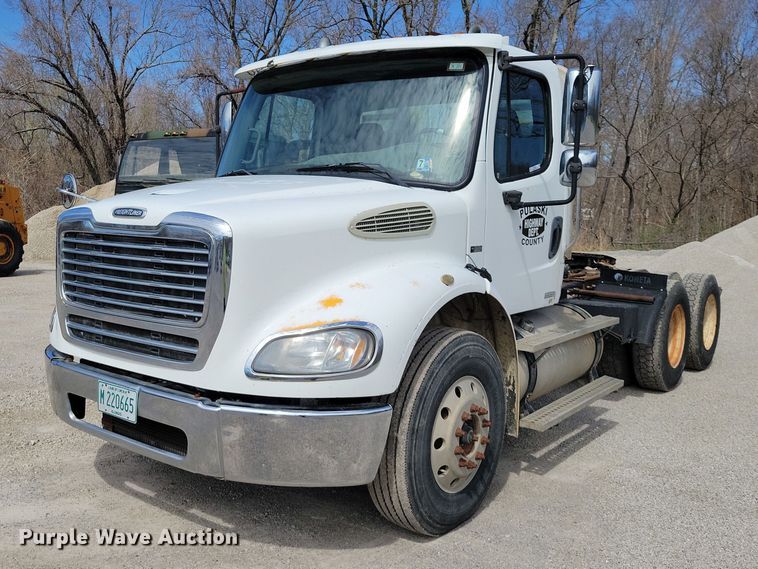 2006 Freightliner Business Class M2  semi truck - NK9901