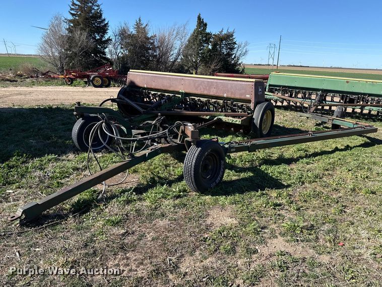 John Deere 8200 grain drill - DZ5181