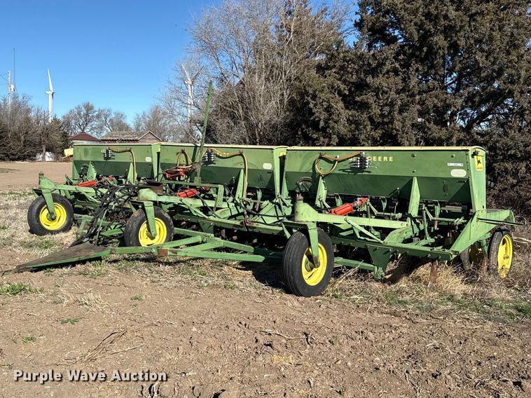 John Deere grain drill - DZ5185