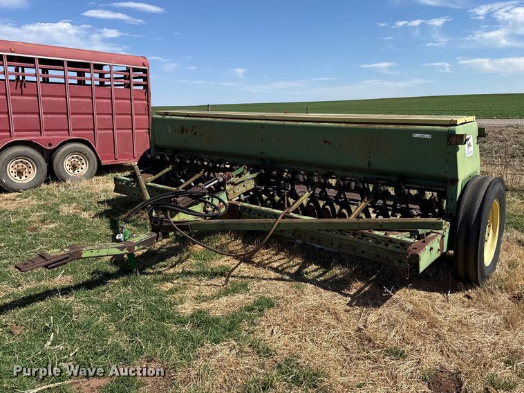 John Deere 8200 grain drill - DZ5205