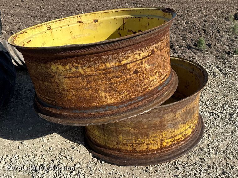 (2) John Deere wheels - DZ5320