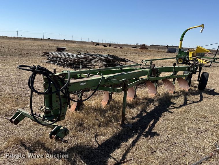 John Deere plow - DZ5348